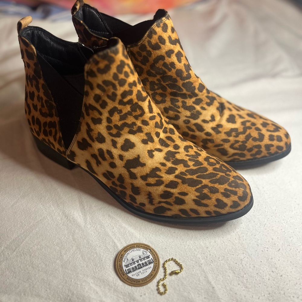 BNWT - Chelsee Girl, Cheetah Print Ankle Booties, Size 10